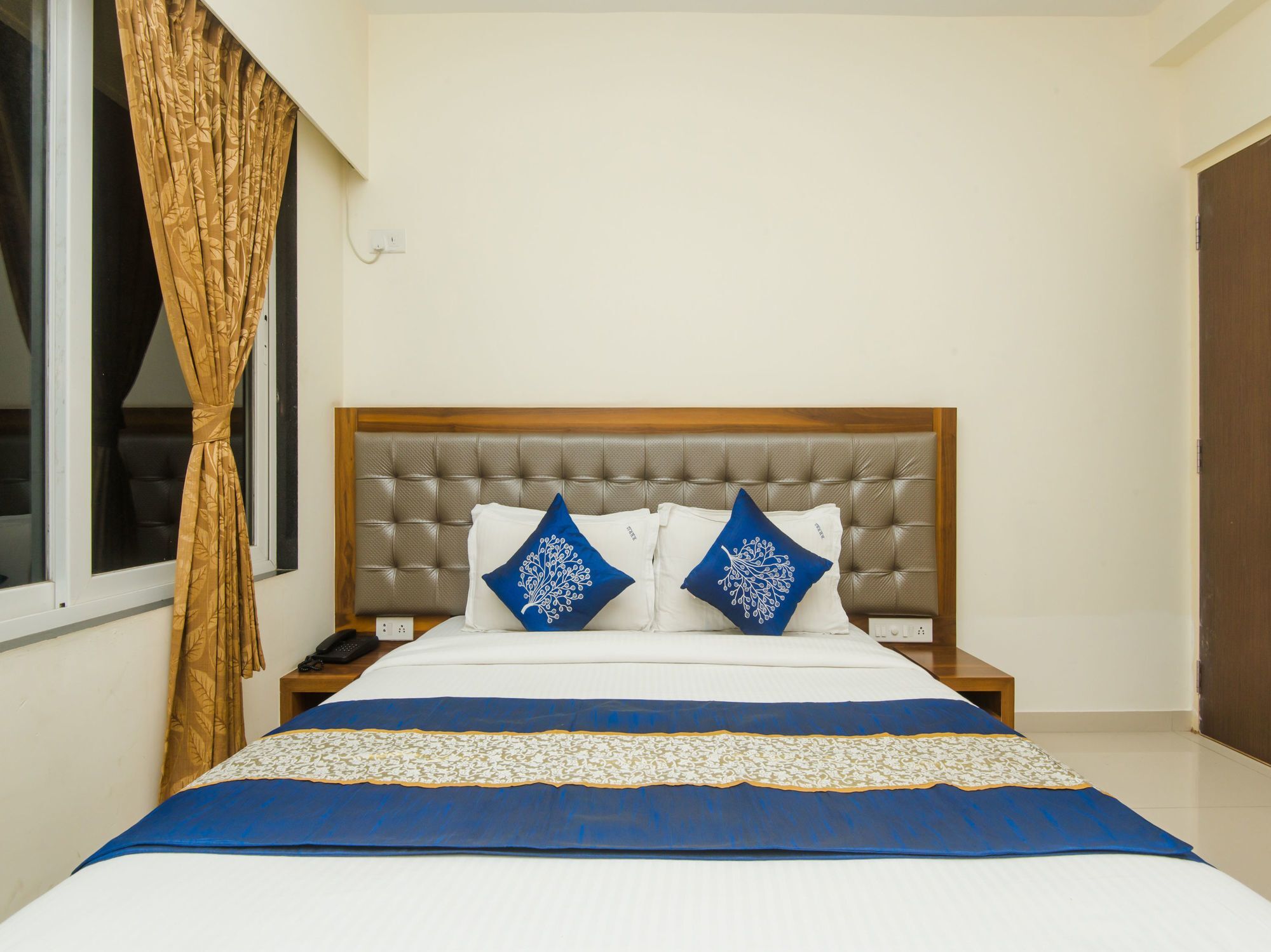 Oyo 11441 Hotel Blue Bells Residency Мумбай Екстериор снимка