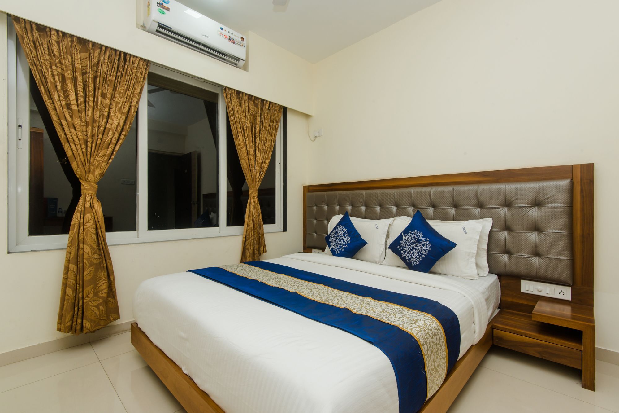 Oyo 11441 Hotel Blue Bells Residency Мумбай Екстериор снимка